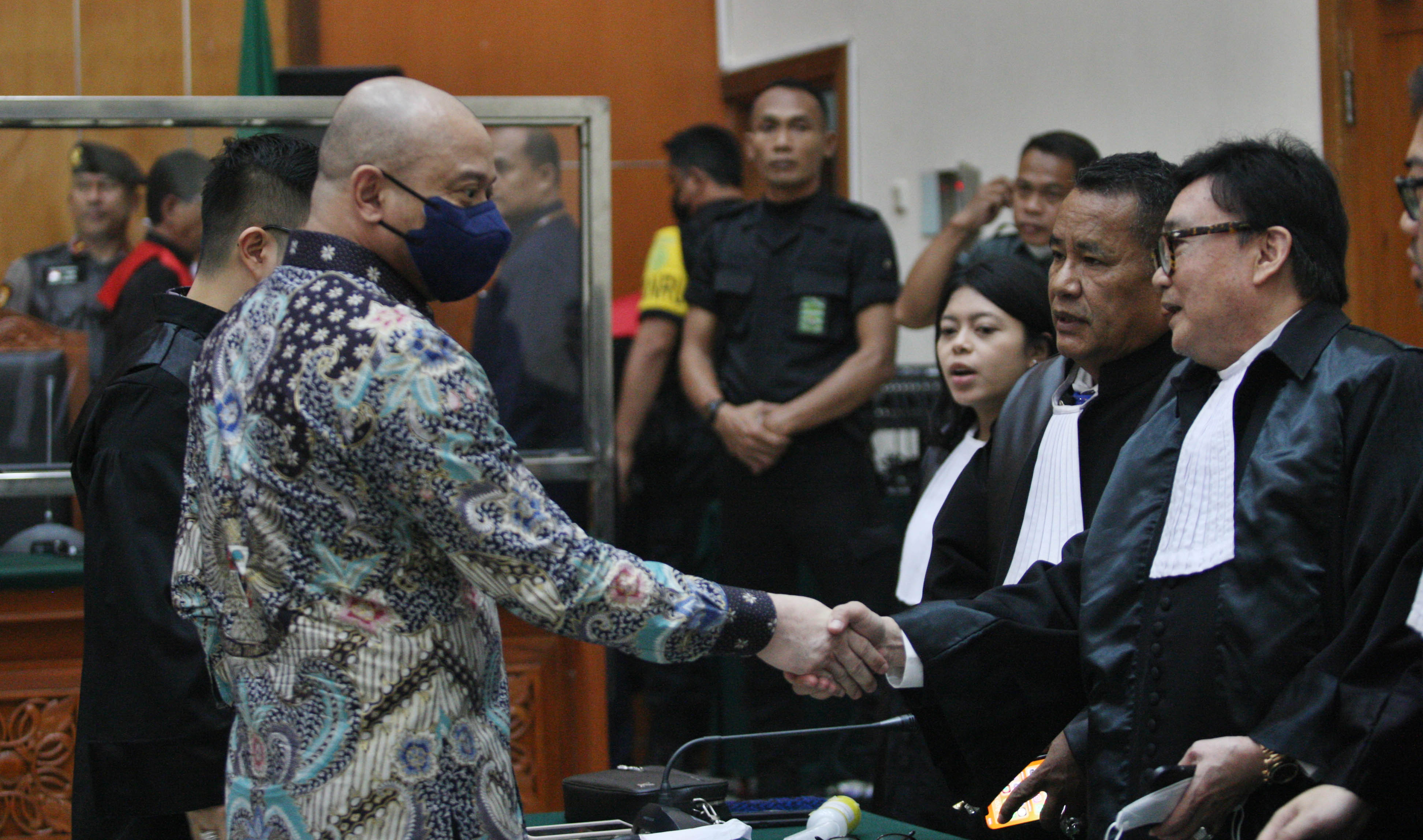 Terdakwa mantan Kapolda Sumatera Barat Irjen Teddy Minahasa berdiskusi dengan tim pengacaranya