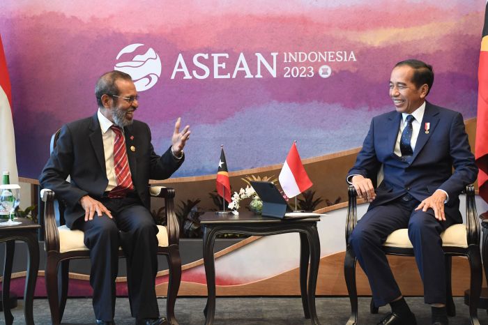 Presiden Joko Widodo berbincang dengan PM Timor Leste Taur Matan Ruak di sela KTT ASEAN