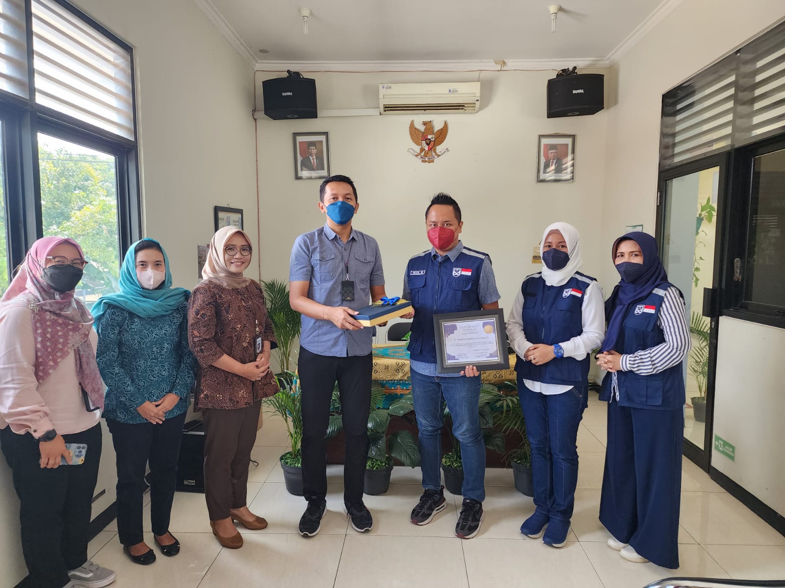 PT Sarana Karya Solusindo, produsen Bandell Lighting menyerahkan bantuan sosial untuk penanggulangan tengkes di Surabaya.