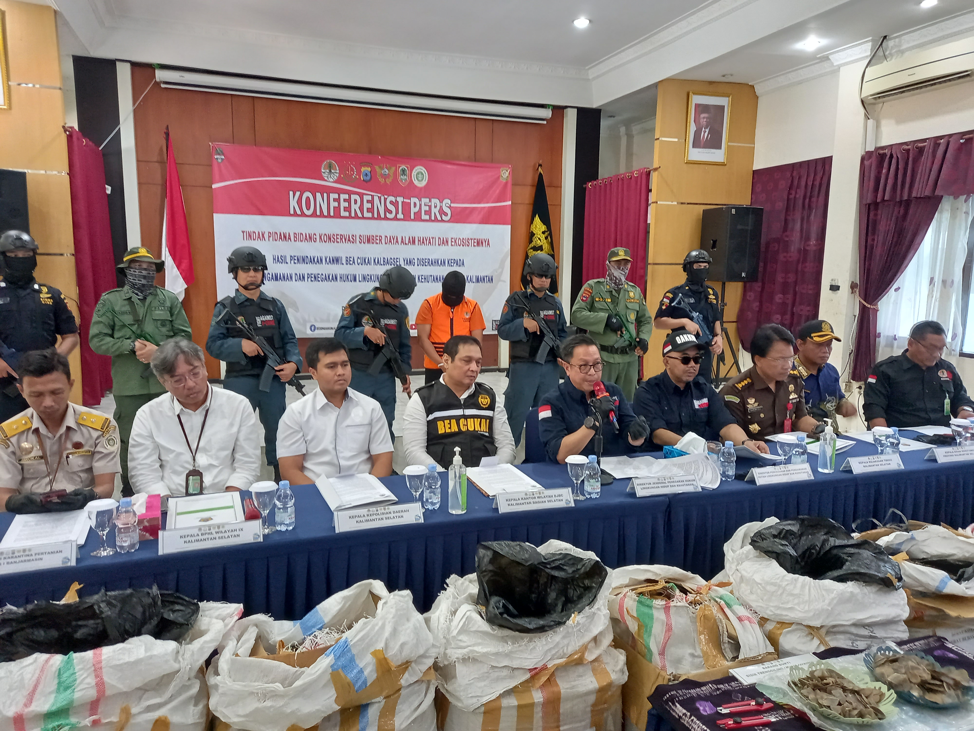 Petugas memperlihatkan tersangka dan barang bukti sisik trenggiling yang akan dikirim ke Tiongkok.