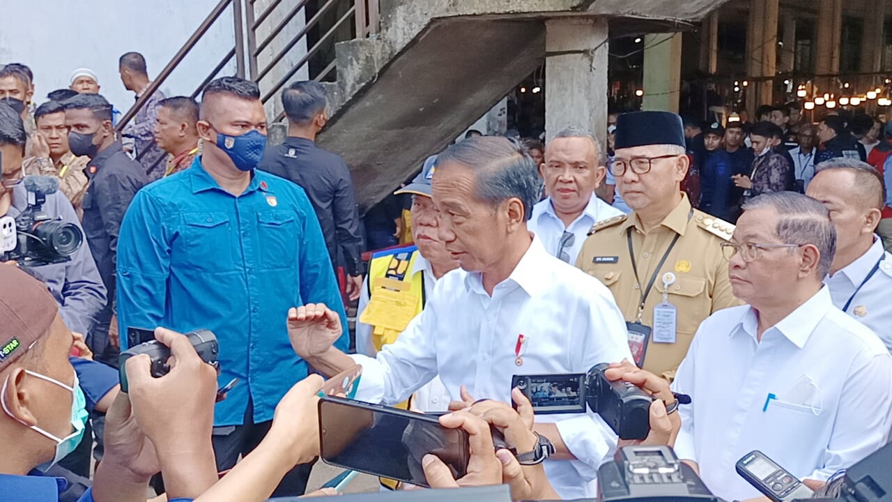 Presiden Joko Widodo menyambangi Pasar Rakyat Talangbanjar, Kota Jambi, Selasa (16/5).
