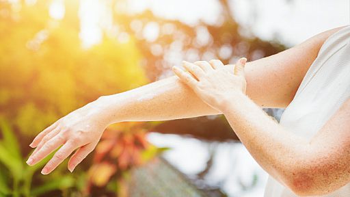 Sinar UV dapat memicu penuaan dini seperti munculnya bintik hitam dan warna kulit yang tidak merata serta berkurang elastisitasnya.