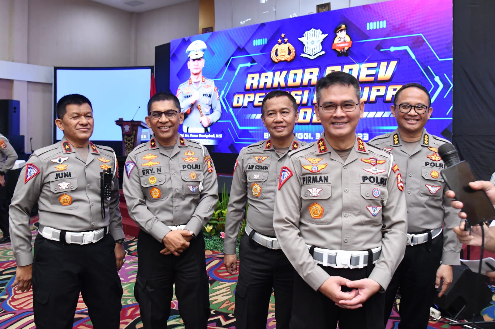 Kakorlantas Polri Irjen Pol. Firman Shantyabudi (kedua dari kanan).