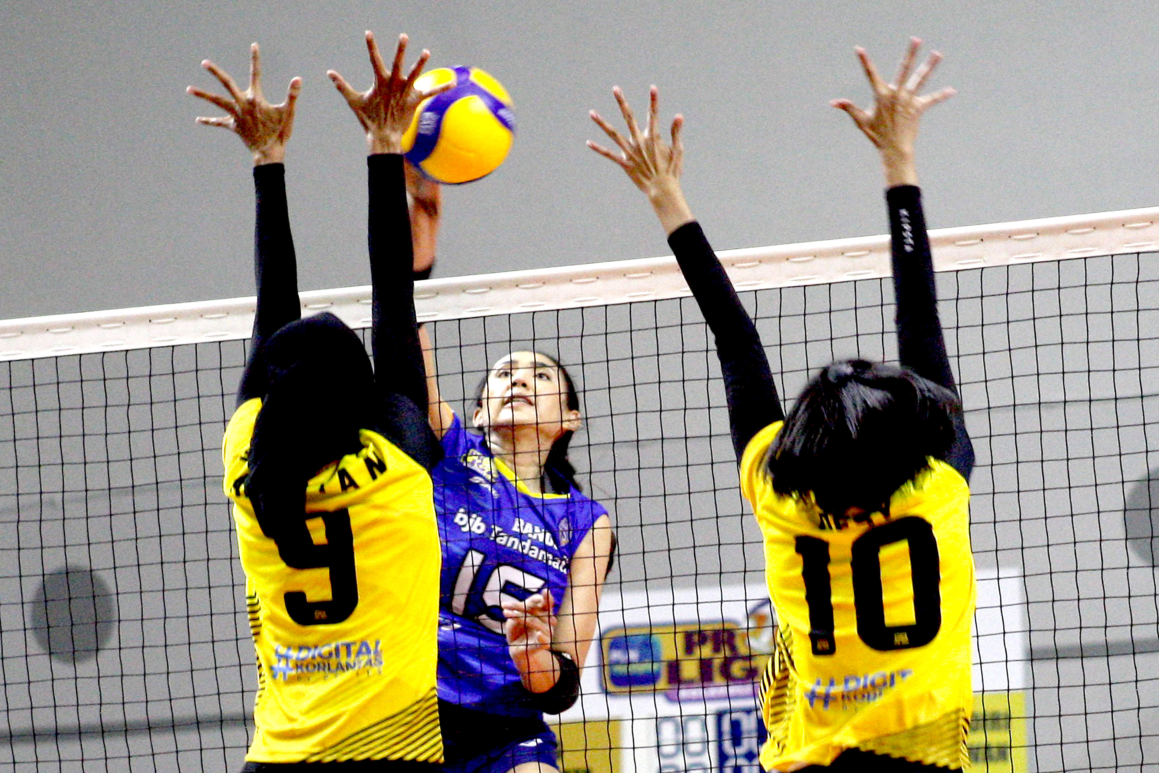 Pebola voli putri Indonesia Yolla Yuliana (tengah).