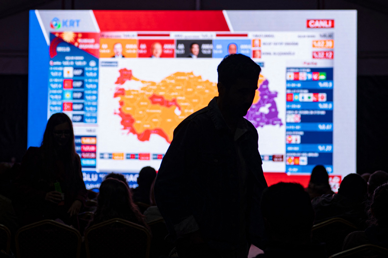 Kedua belah pihak saling klaim keunggulan dalam perhitungan suara pemilu Turki.