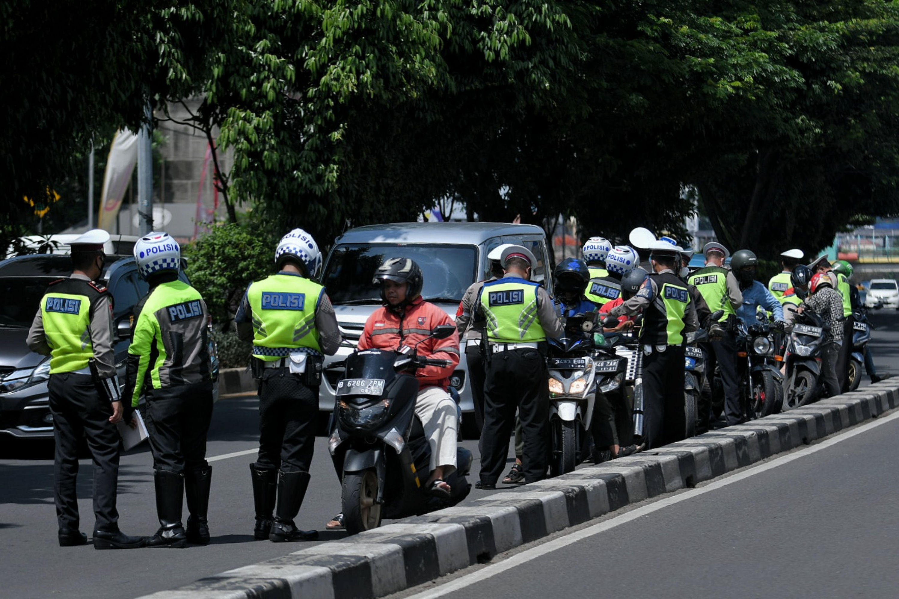 Razia kendaraan bermotor di jalan Margonda Raya, Depok.