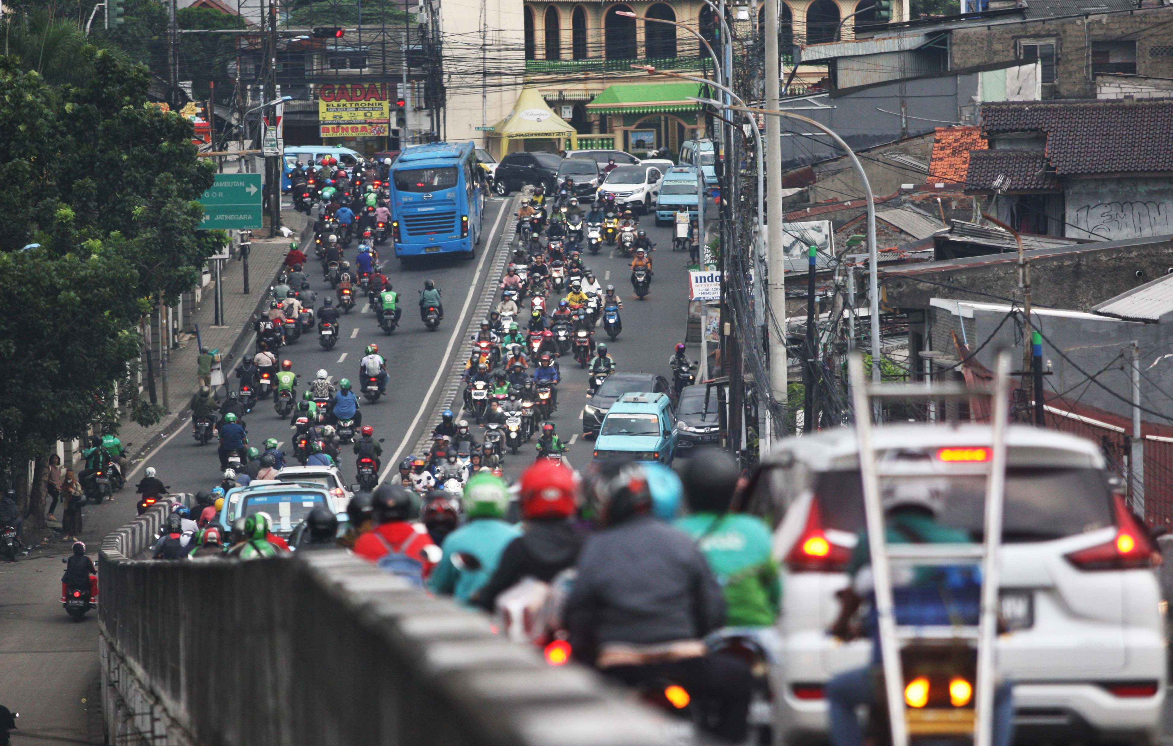 Kepadatan lalu lintas kendaraan yang didominasi sepeda motor terjadi di Jalan Kalibata, Jakarta Selatan, Jumat (05/05).