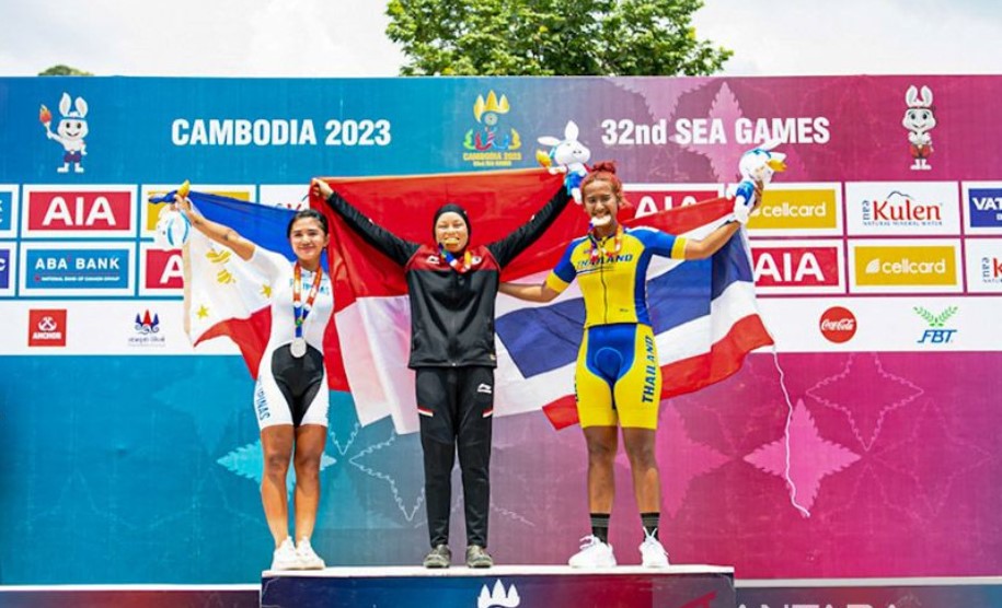 Dara Latifah (tengah) saat memenangkan medali emas SEA Games 2023 dari nomor XCE putri di Kulen Mountains, Siem Rep, Kamboja, Senin (8/5).