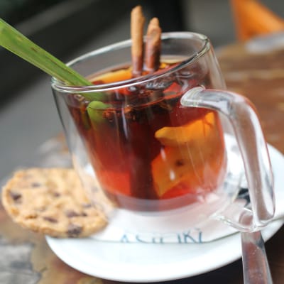 Sajian teh dan campuran rempah di Hotel Aston Pasteur Bandung