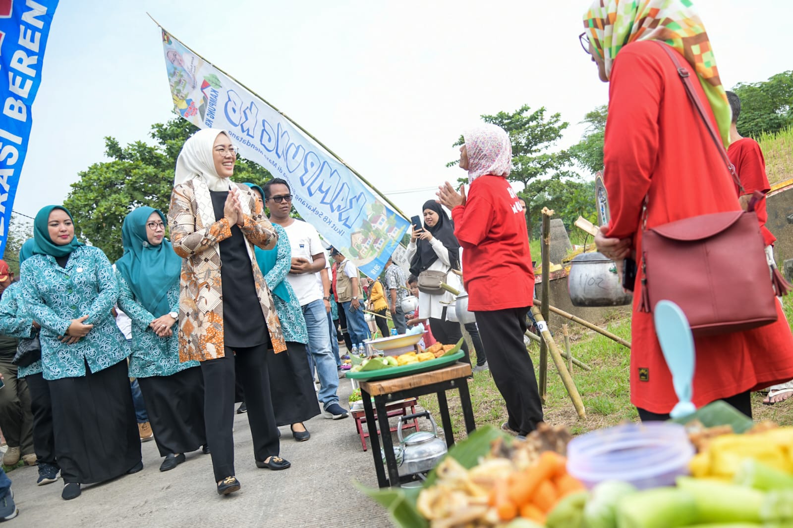Bupati Purwakarta Anne Ratna Mustika mengunjuki kegiatan program Pelayanan Publik di Purwakarta, Jawa Barat.
