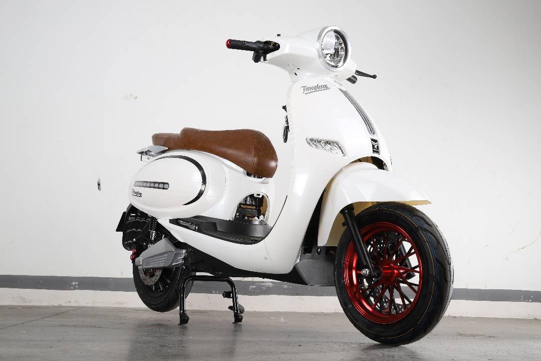 Tipe terbaru motor listrik Tangkas V8 Maksimum sudah bisa langsung penggunanya memiliki STNK dan dibanderol Rp 16.1 juta.