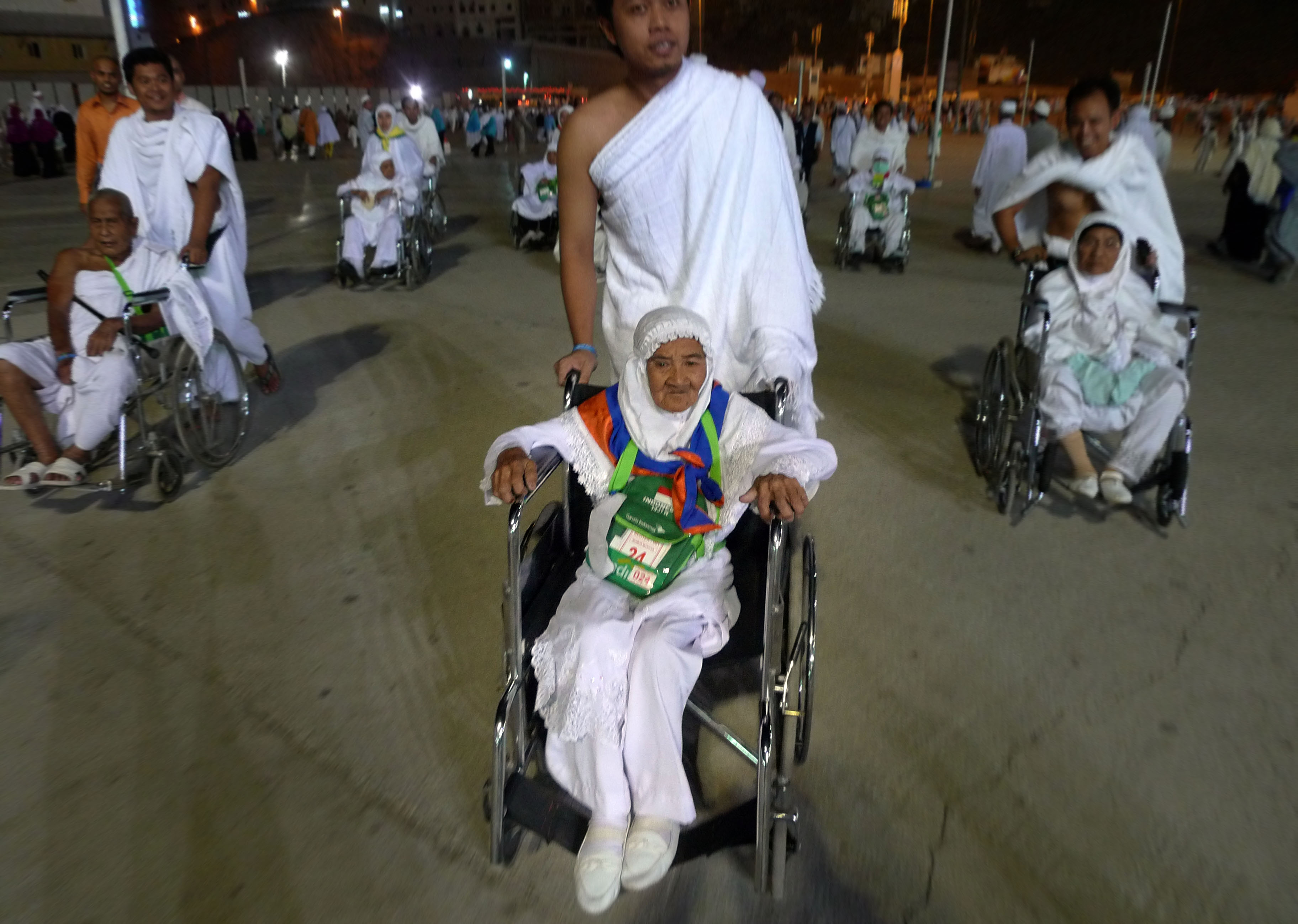 Ilustrasi haji lansia dan pendampingnya.