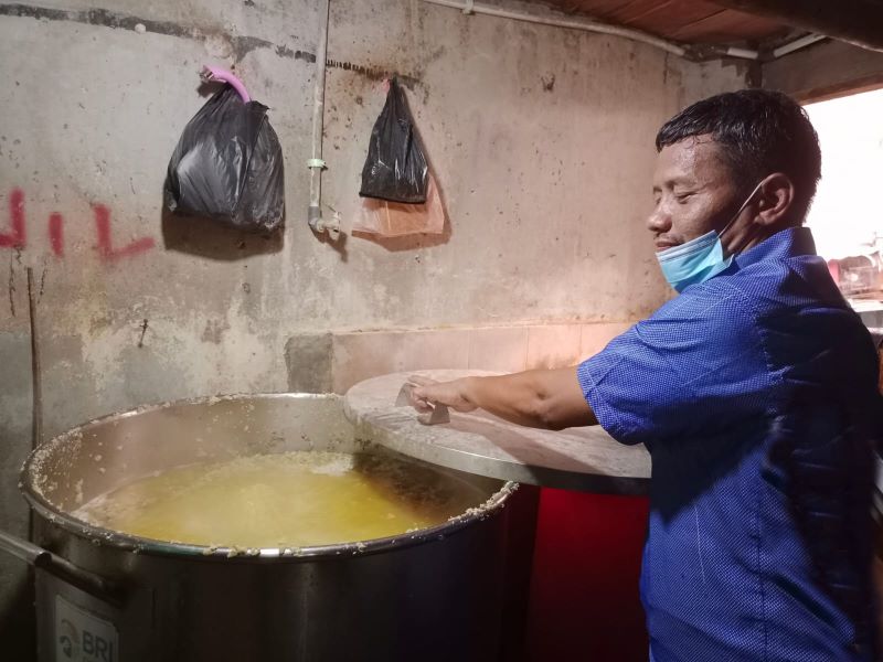 Joko Asrori sedang merebus kedelai untuk dijadikan tempe.