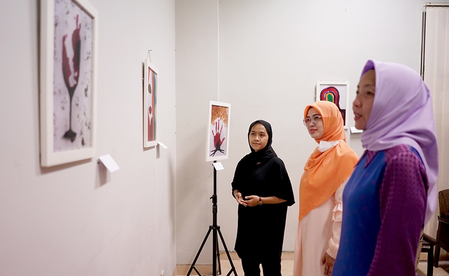 Pameran lukisan karya mahasiswa yang digelar UPI untuk perirngati Hardiknas