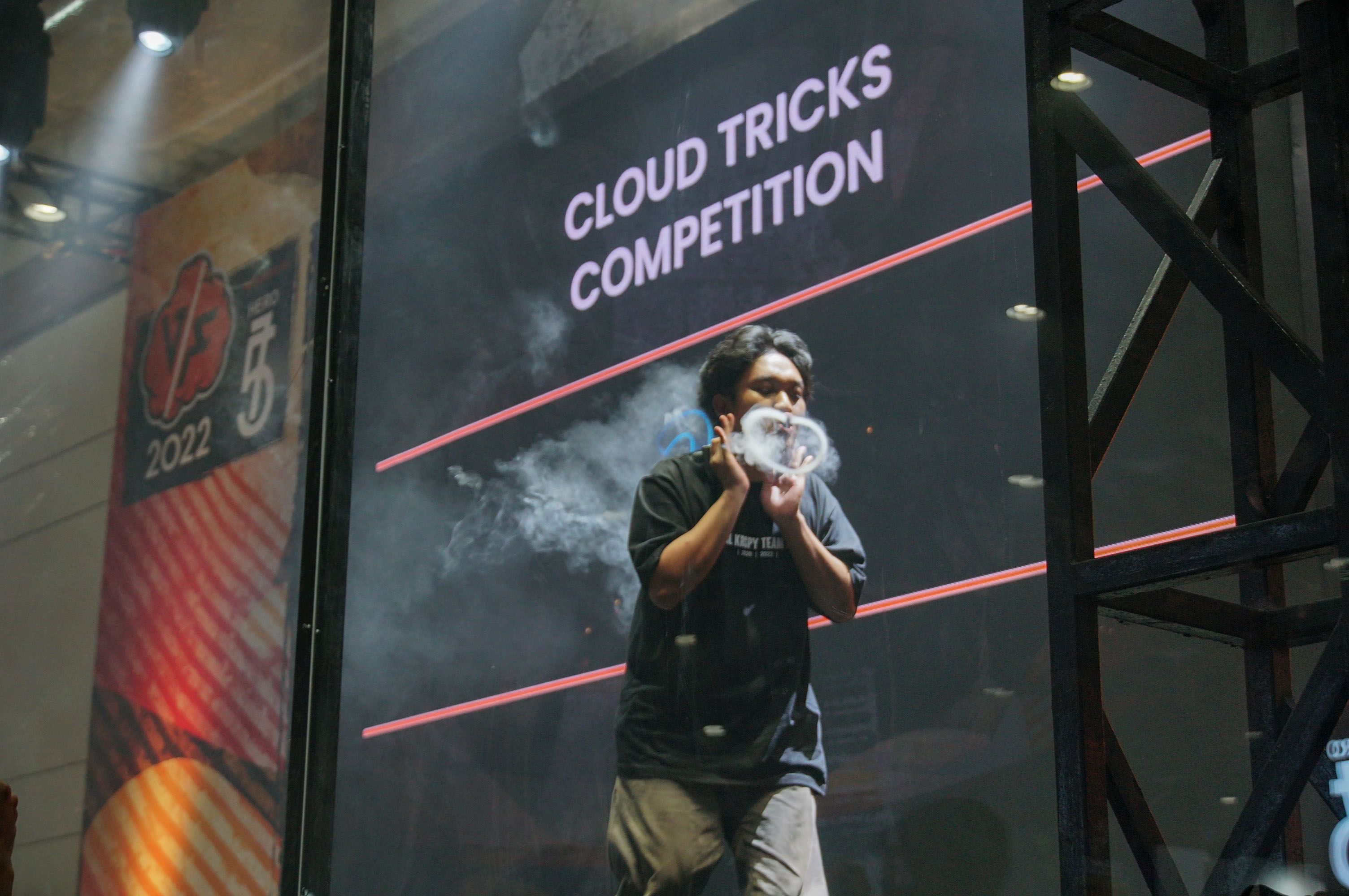  Peserta mengikuti Cloud Trick Competition saat Vape Fair 2022 yang berlangsung di Hall B JCC Senayan