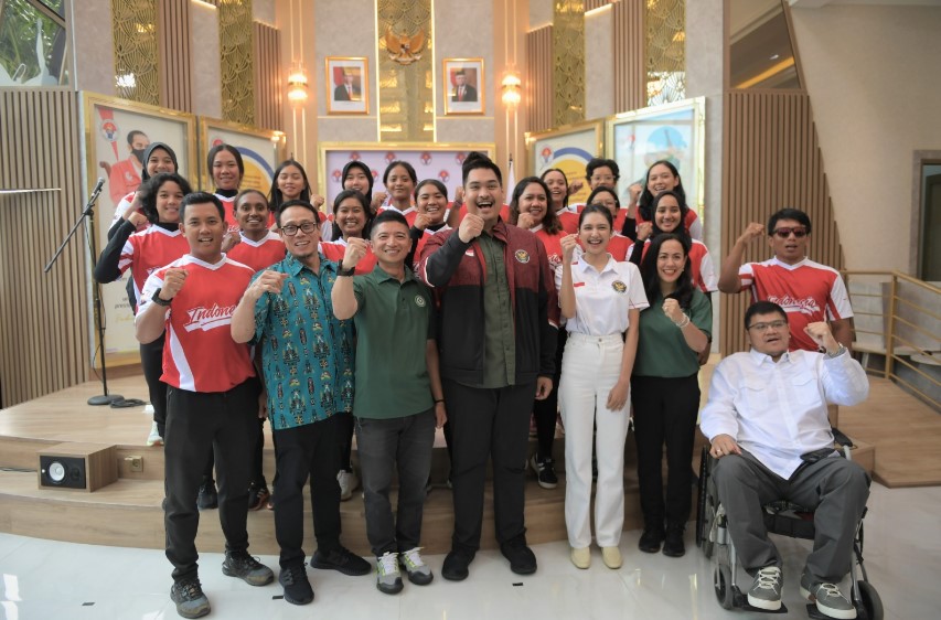 Menteri Pemuda dan Olahraga Dito Ariotedjo (tengah).