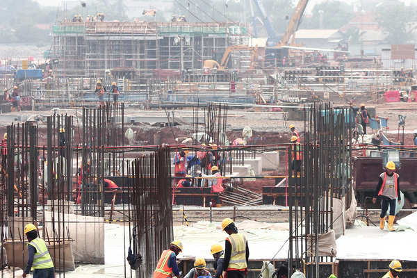 proyek pembangunan Pembangkit Listrik Tenaga Gas dan Uap (PLTGU) Jawa 1.