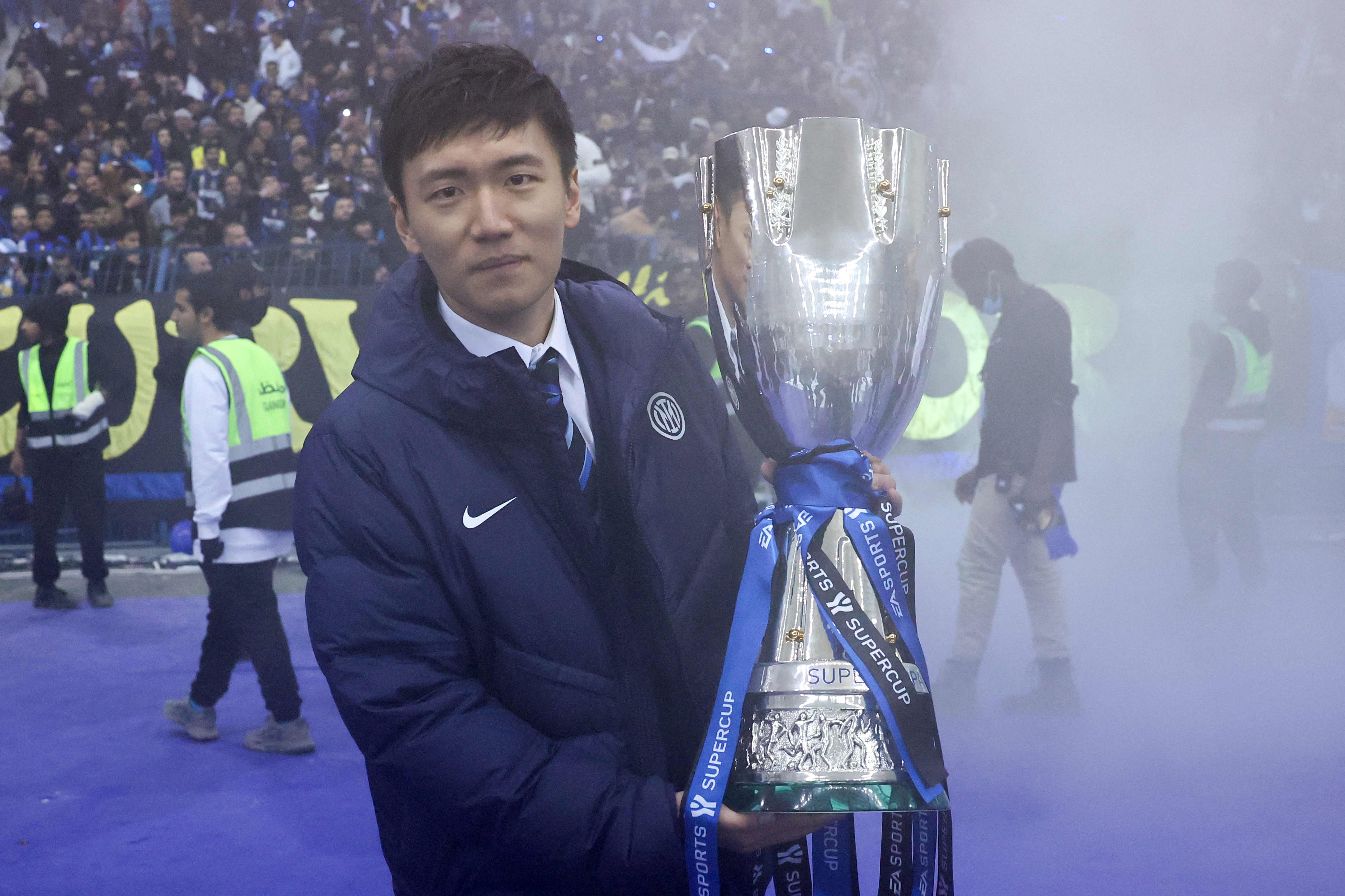 Presiden Inter Milan Steven Zhang memamerkan trofi Coppa Italia yang dimenangkan Nerazzurri.
