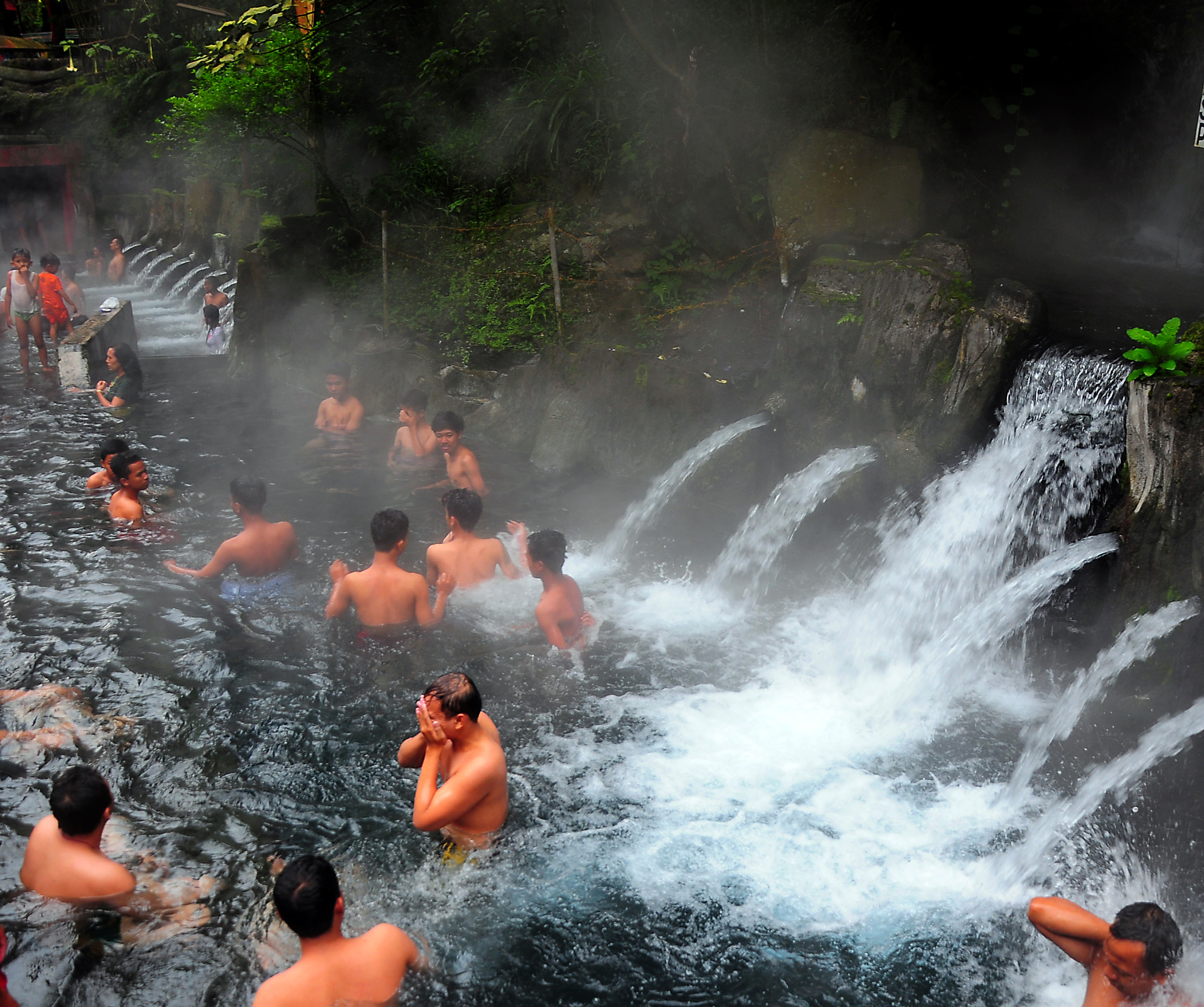 Pengunjung mandi air panas di Wisata Guci, Kabupaten Tegal, Jawa Tengah. 