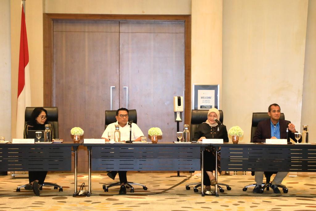 Menaker Ida Fauziyah (kedua dari kanan) melakukan pembahasan DIM RUU PPRT dan tampak KSP Moeldoko (kedua dari kiri).