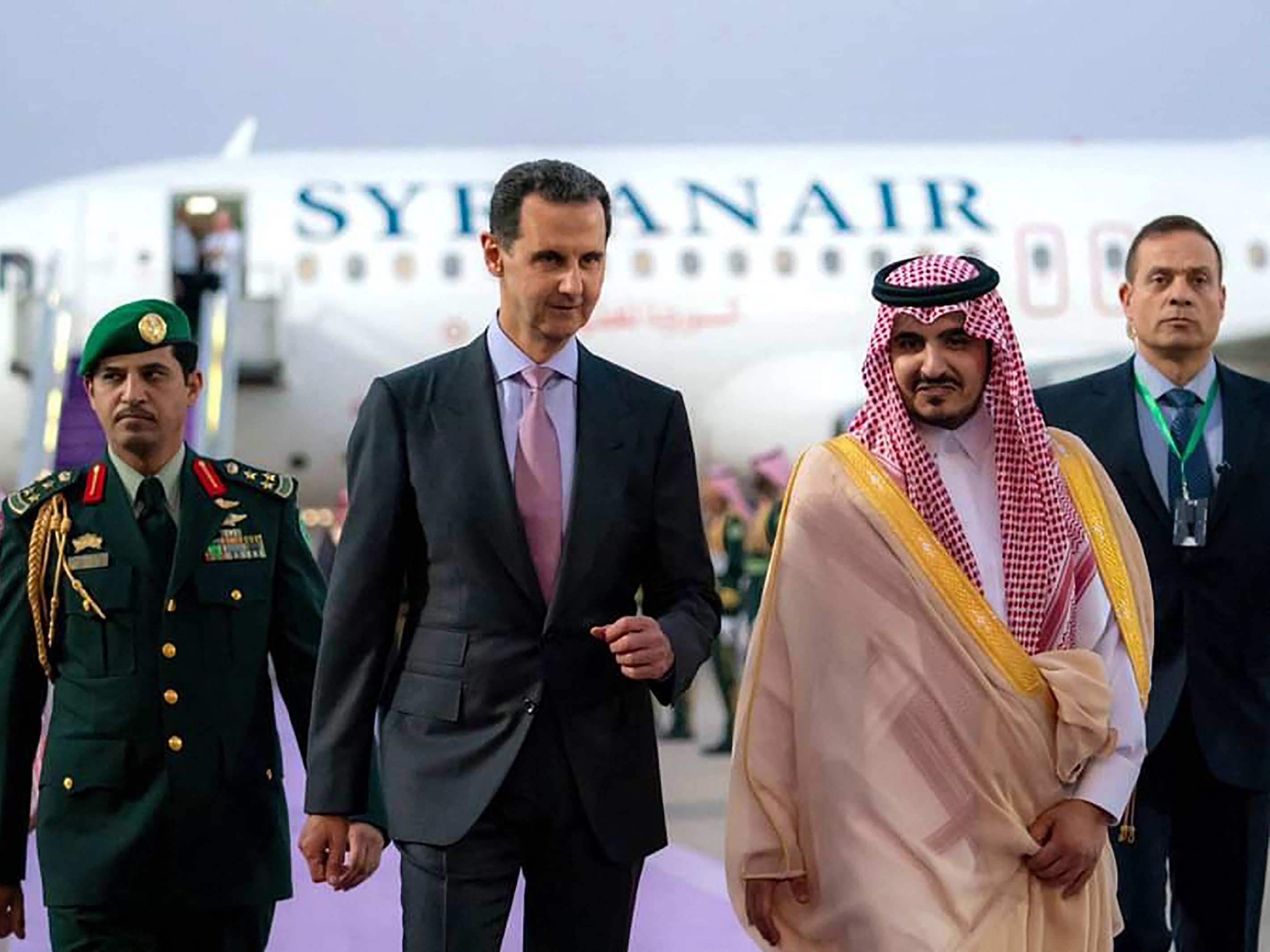 Wakil Emir Mekkah Pangeran Badr bin Sultan bin Abdulaziz (kanan) menerima Presiden Suriah Bashar al-Assad di Jeddah menjelang KTT Liga Arab.