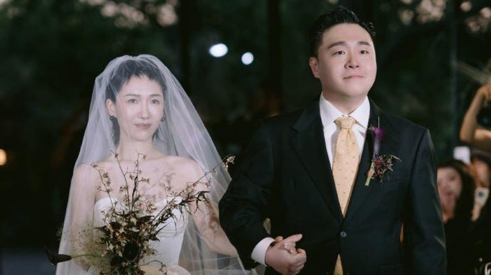 Aktor Steven Hao (kanan) bersama istrinya saat upacara pernikahan mereka.