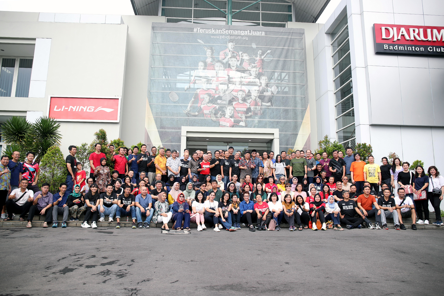 Sesi foto di sela-sela perayaan HUT PB Djarum.