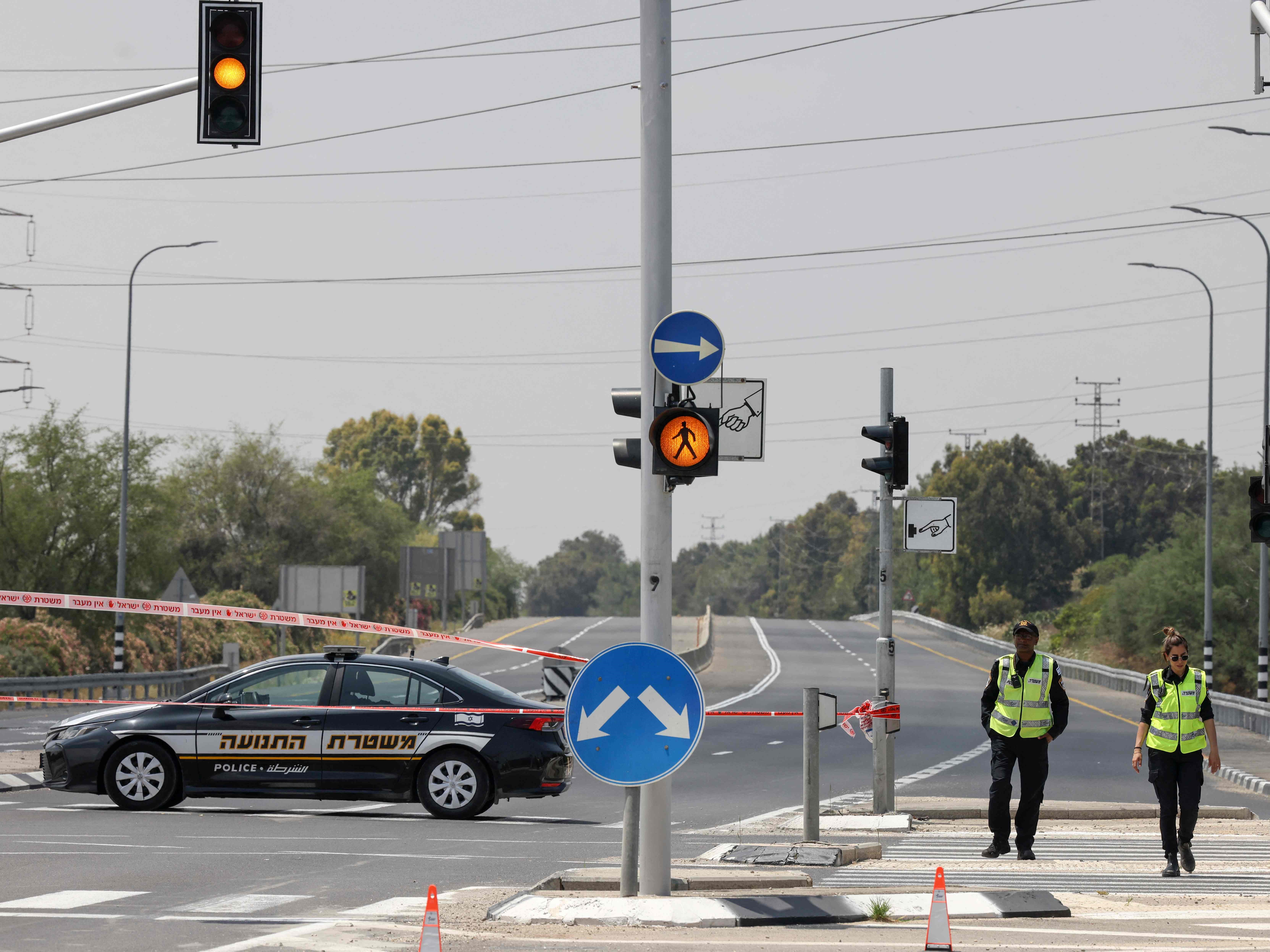 Polisi Israel menutup jalan raya menuju penyeberangan Erez antara Israel dan Jalur Gaza utara, Selasa 9 Mei 2023.