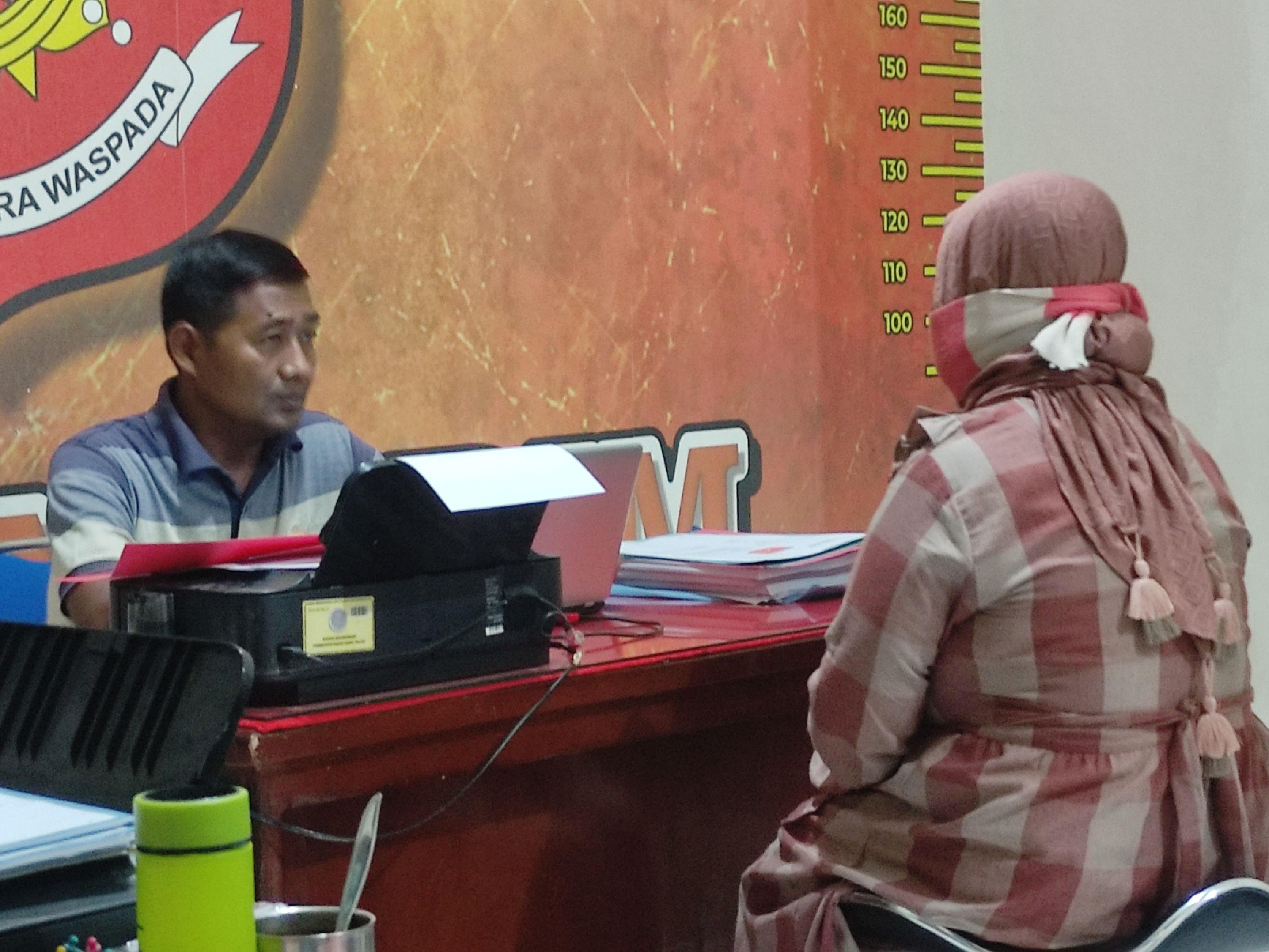 Polisi memeriksa pelaku penyiraman kotoran ke rumah tetangga.