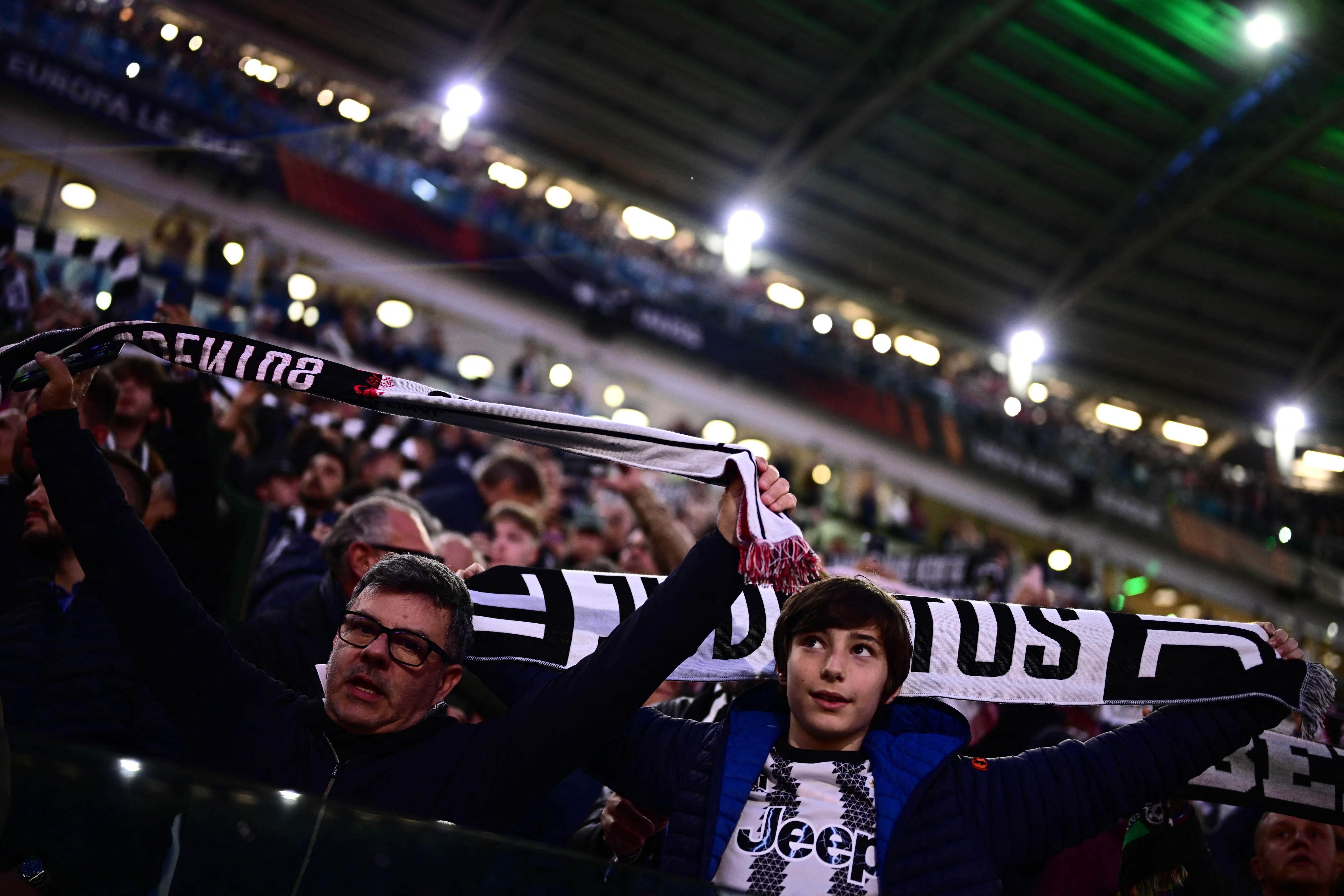 Suporter Juventus memberikan dukungan untuk tim kesayangan mereka di semifinal Liga Europa.