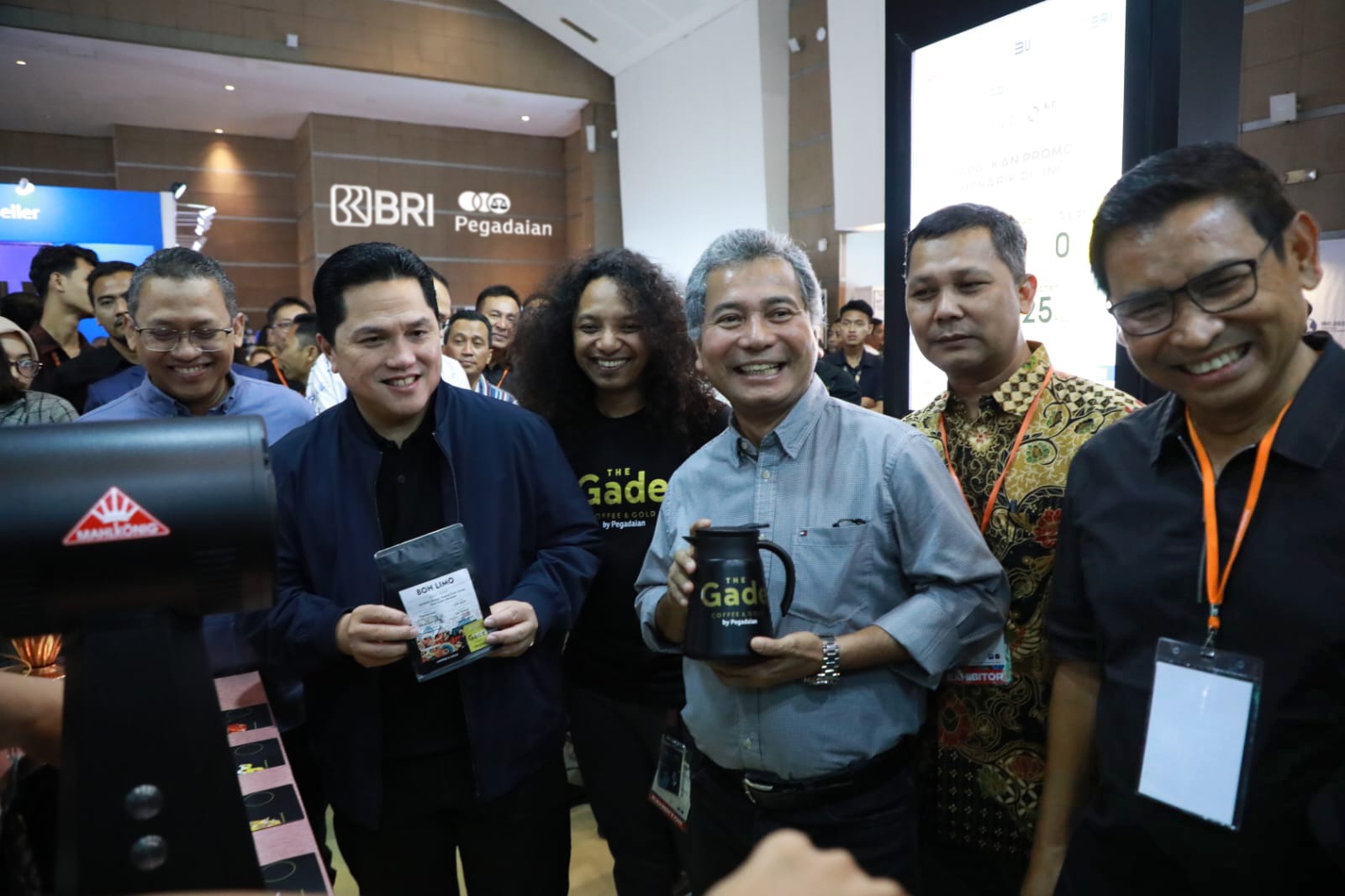Menteri BUMN Erick Thohir dan Dirut BRI Sunarso mengunjungi BRI & Pegadaian Indonesia Coffee Festival 2023 di JIEXPO Kemayoran, Jakarta.