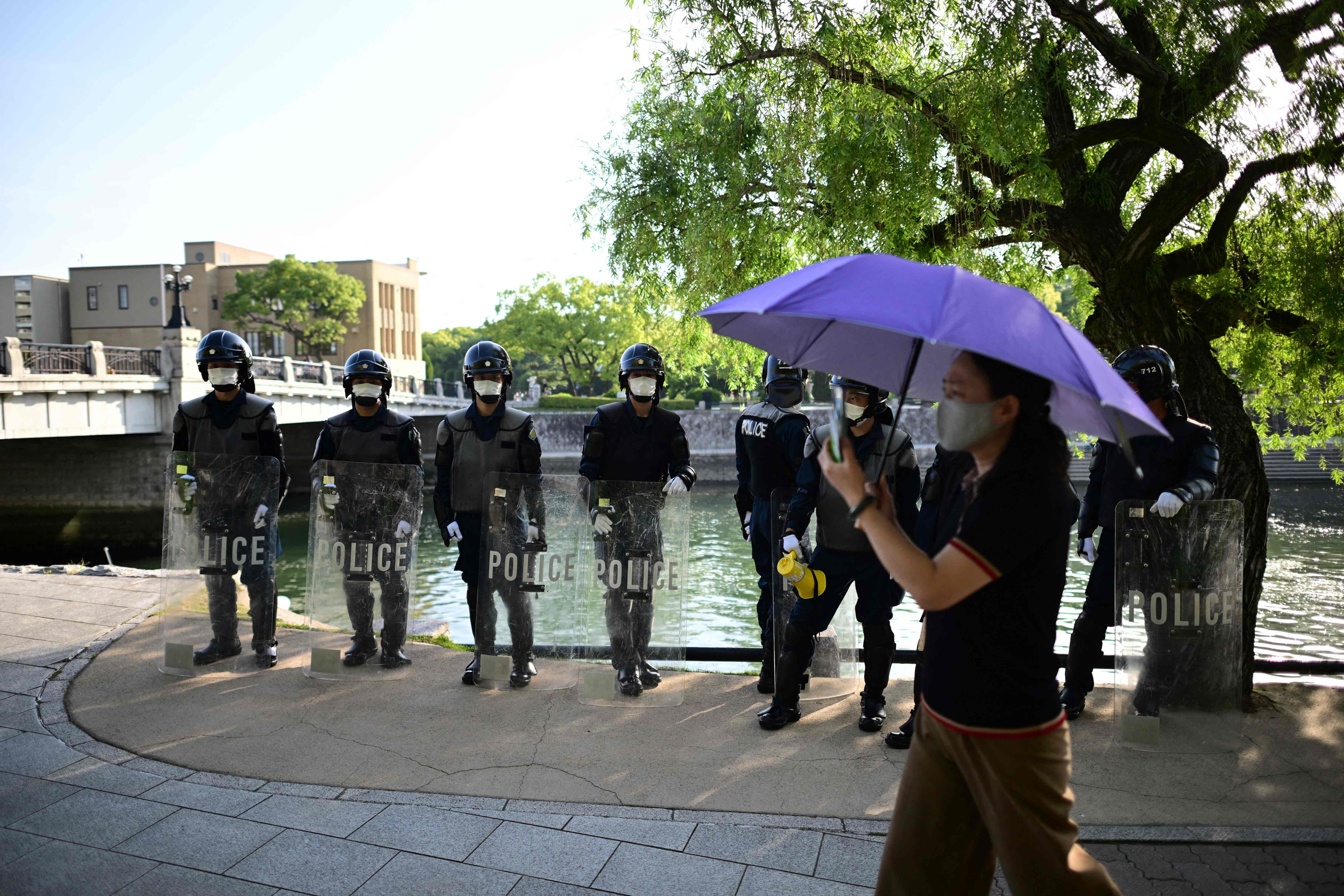 Petugas polisi dengan perlengkapan anti huru hara berdiri di Taman Peringatan Perdamaian di Hiroshima, menjelang KTT G7