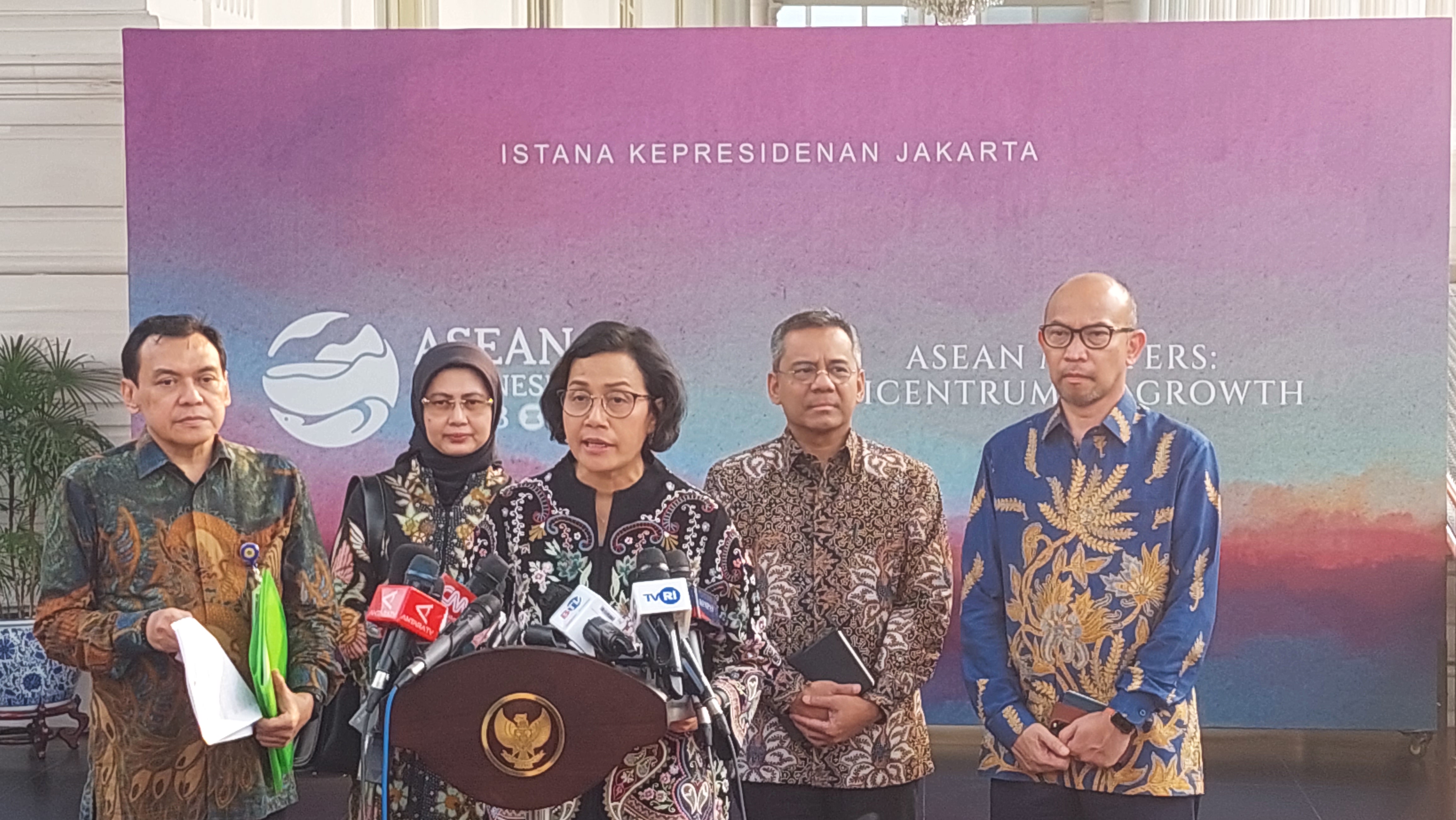 MENTERI Keuangan (Menkeu) Sri Mulyani (tengah)