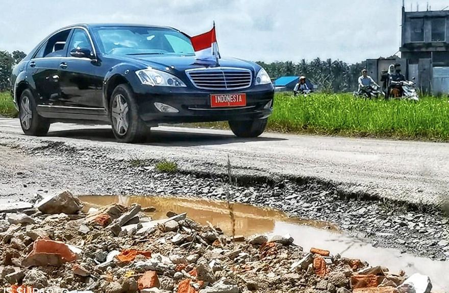 Ironi Pembangunan Jalan di Indonesia, Dilakukan Hanya Saat Atasan Mengecek