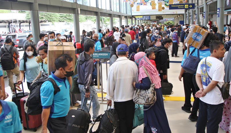 PT KAI memperpanjang masa keberangkatan kereta api (KA) tambahan dari Stasiun Gambir dan Stasiun Pasar Senen hingga Minggu (7/5).