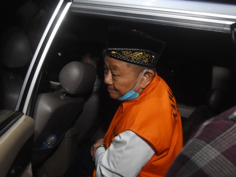 Mantan Bupati Sidoarjo Saiful Ilah memasuki mobil tahanan usai menjalani pemeriksaan di Gedung Merah Putih, KPK.