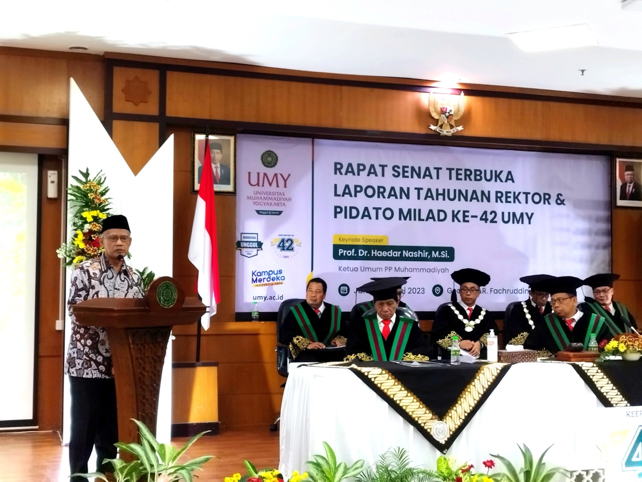Ketua Umum PP Muhammadiyah Haedar Nashir menyampaikan pidato dalam Rapat Senat Terbuka dan Laporan Tahunan Rektor UNY, Jumat (12/5).