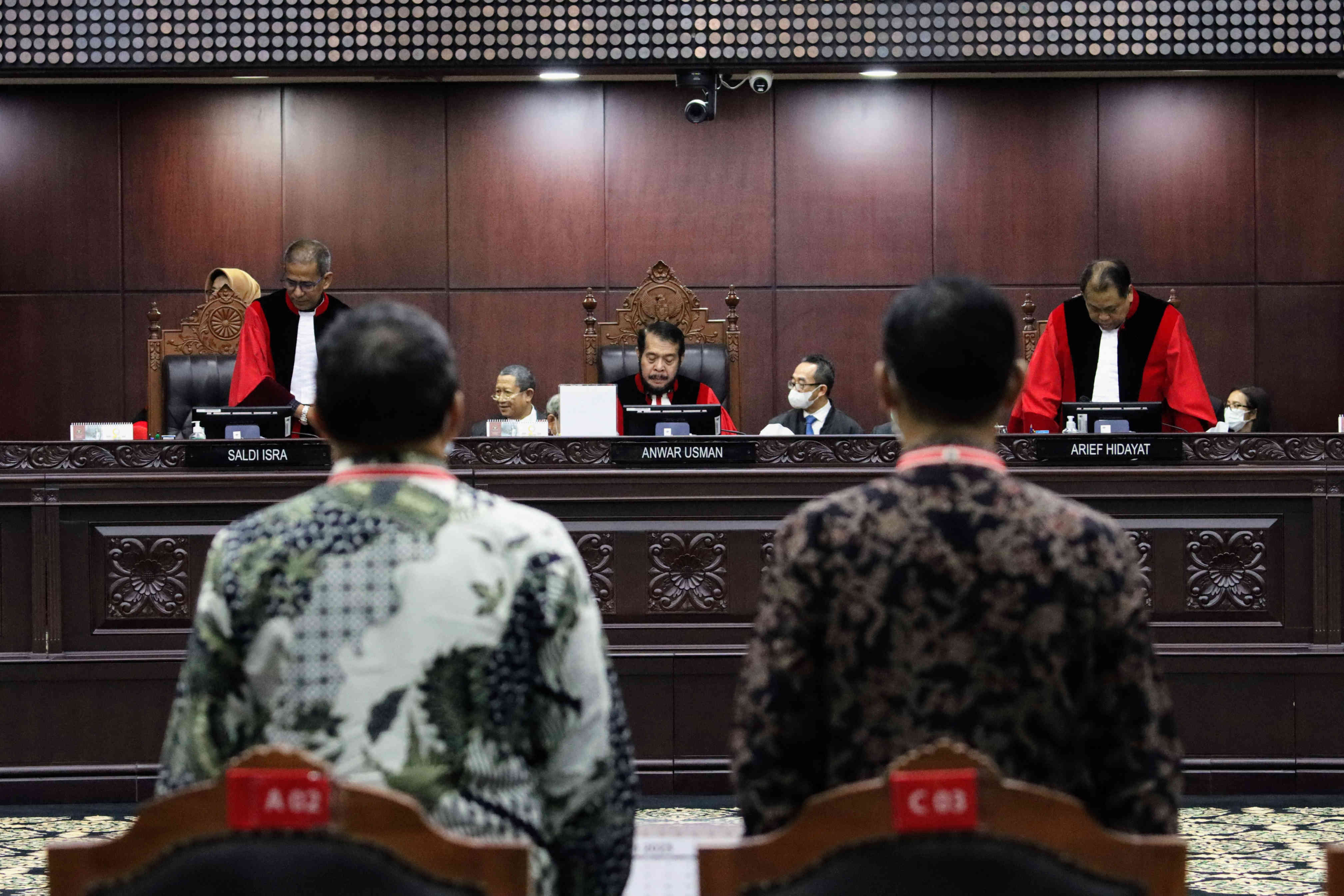 Ketua Mahkamah Konstitusi (MK) Anwar Usman (tengah) memimpin sidang putusan soal jabatan pimpinan KPK, di MK.