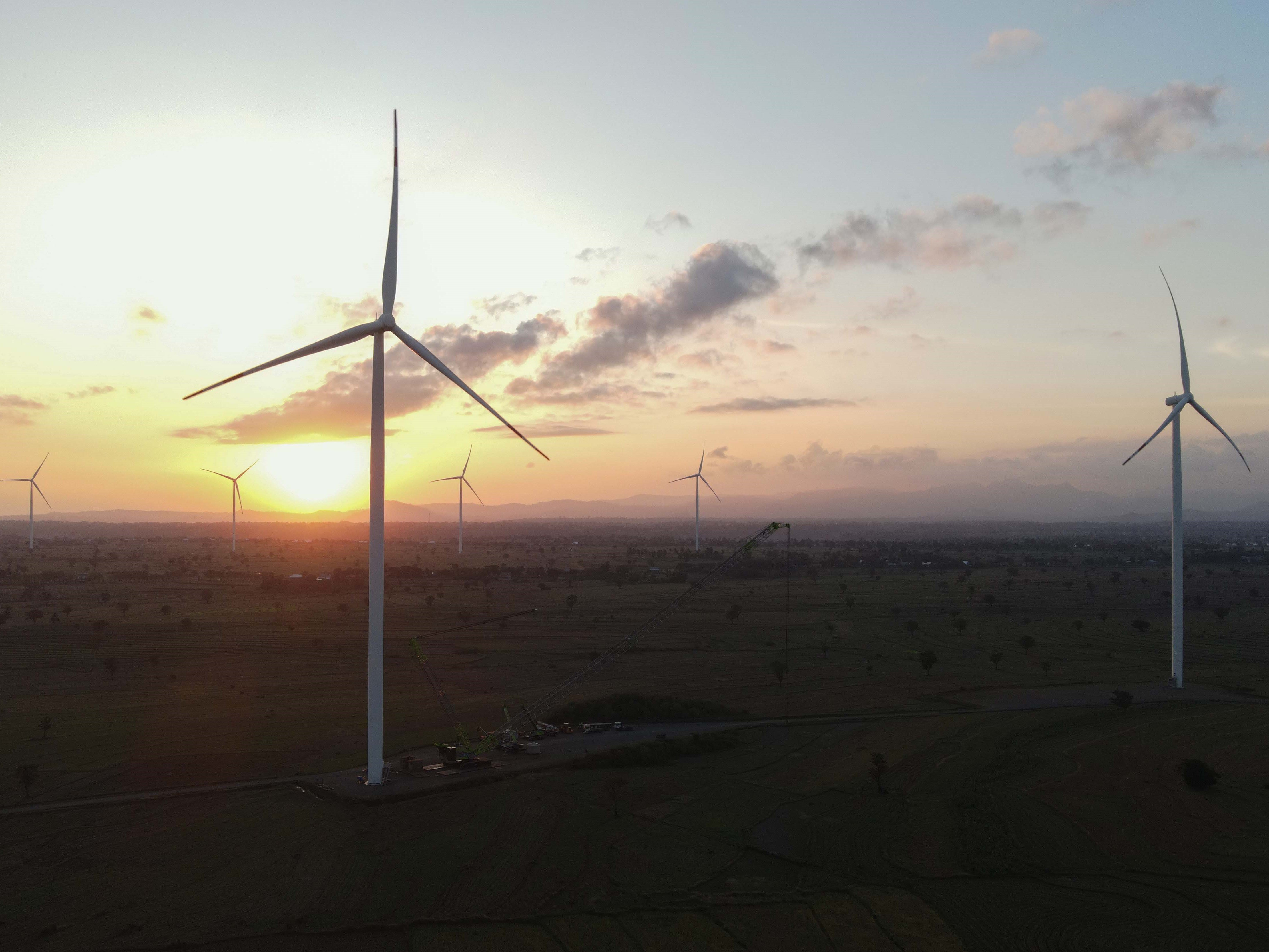 Kincir angin Pembangkit Listrik Tenaga Bayu (PLTB) Tolo di Kabupaten Jeneponto, Sulawesi Selatan, Sabtu (27/5/2023).