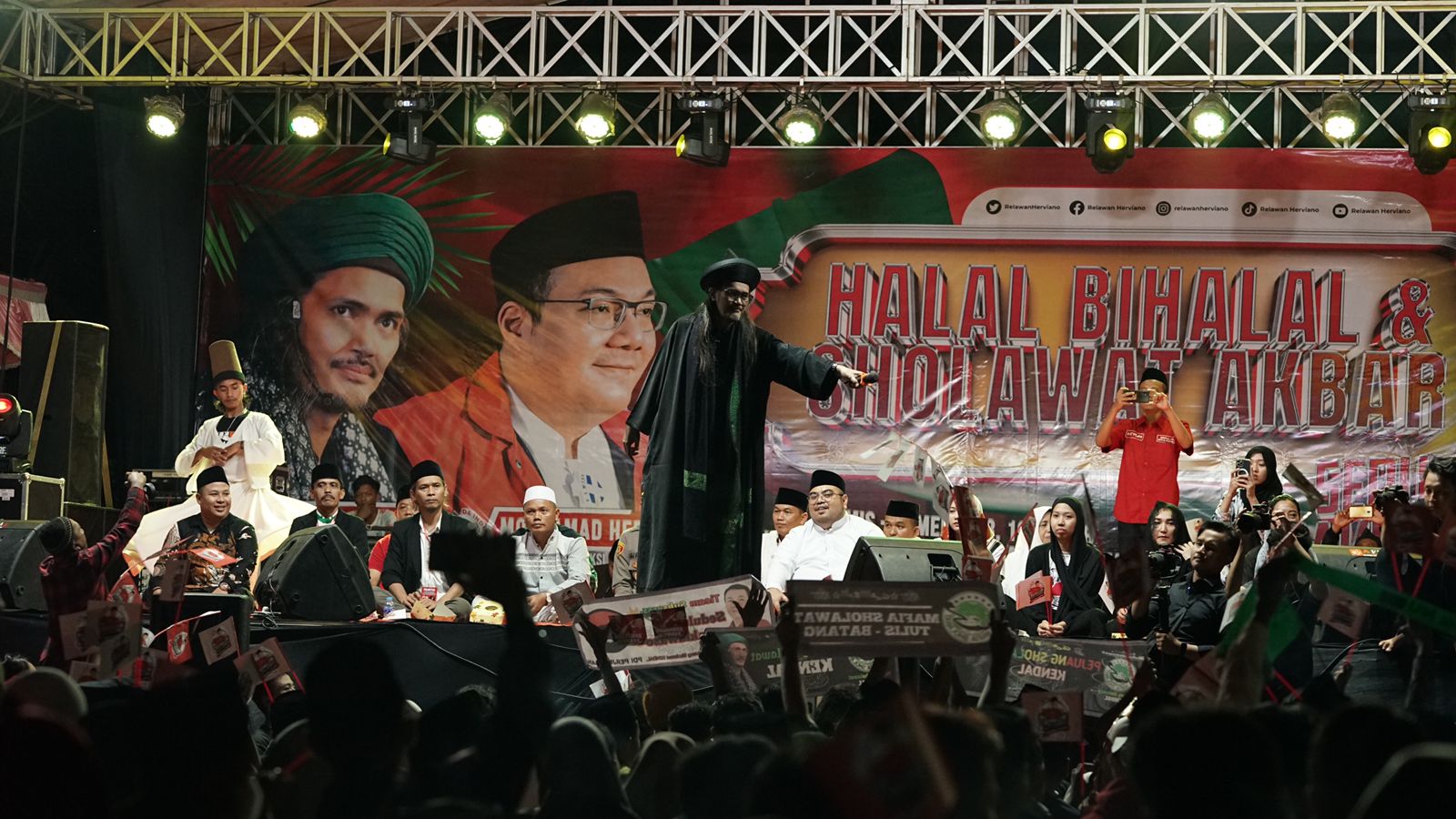 Relawan Sedulur Saklawase menggelar Hala Bihalal di Alun Alun Bung Karno, Kecamatan Ungaran Timur, Kabupaten Semarang, Jawa Tengah. 