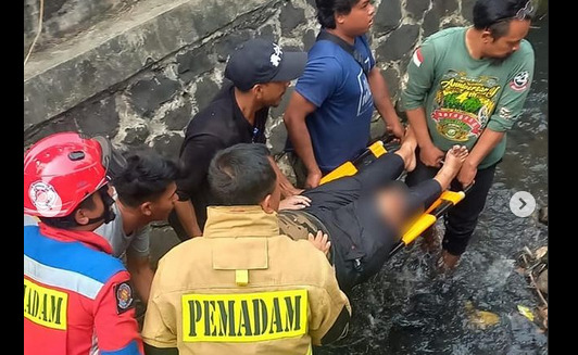 Korban kecelakaan tunggal yang terpental ke aliran air di Jakarta Selatan.