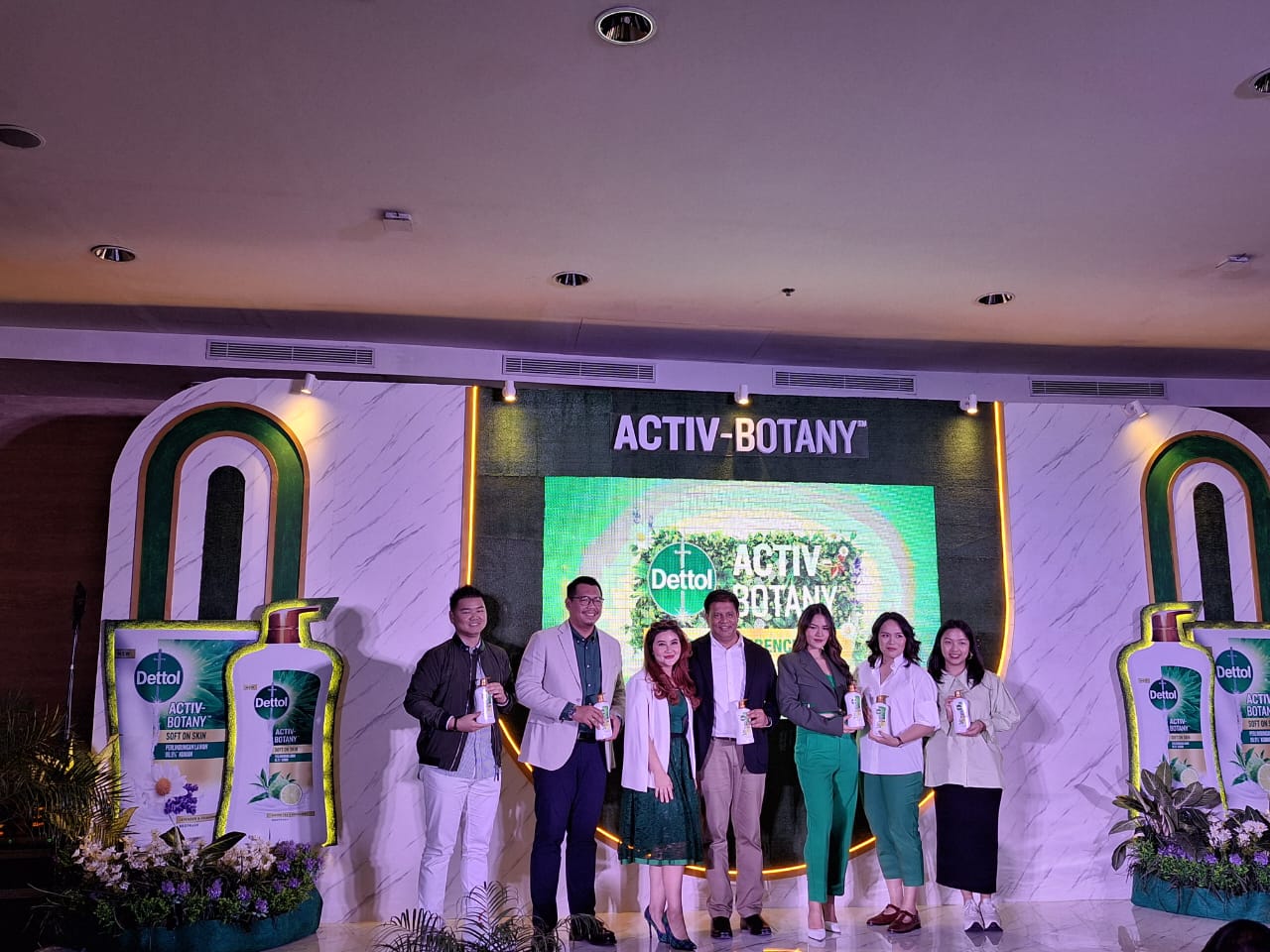 Peluncuran sabun cair Dettol Activ-Botany dengan penyanyi Raisa (bercelana hijau) sebagai Brand Ambassador di Jakarta, Senin (8/5/2023)