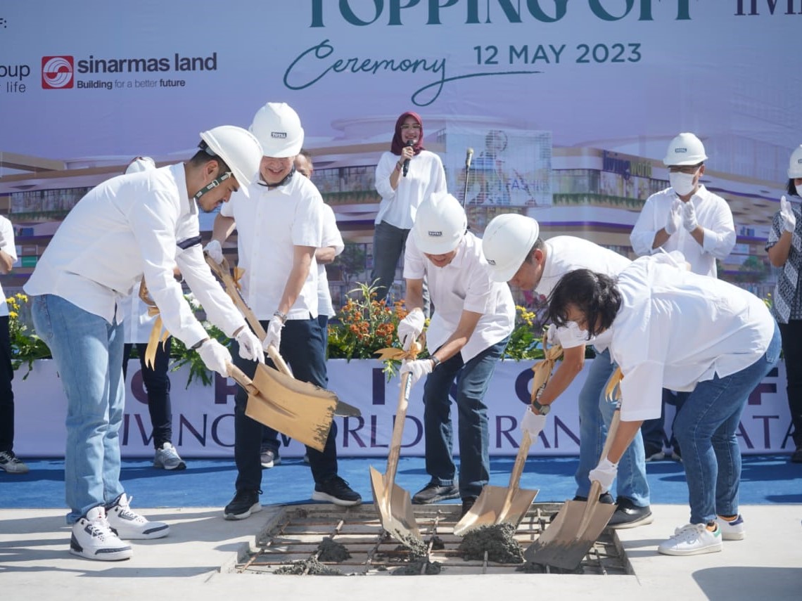 Pengembangan Mal Living World di Grand Wisata Bekasi memasuki proses penutupan atap (topping off) pada Jumat (12/5).