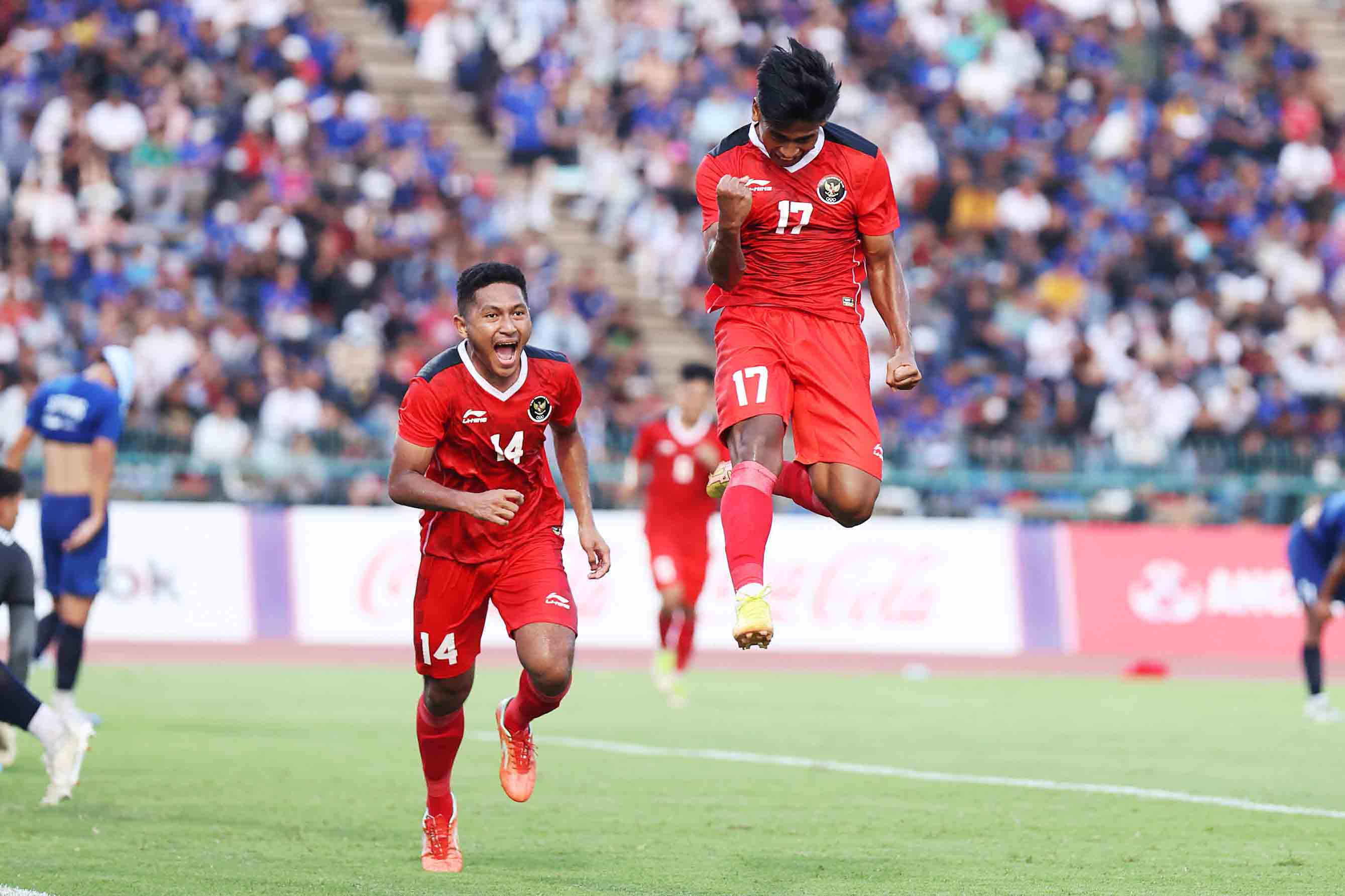 Gelandang timnas U-22 Indonesia Irfan Jauhari (kanan) merayakan gol yang dicetaknya ke gawang timnas U-22 Filipina.