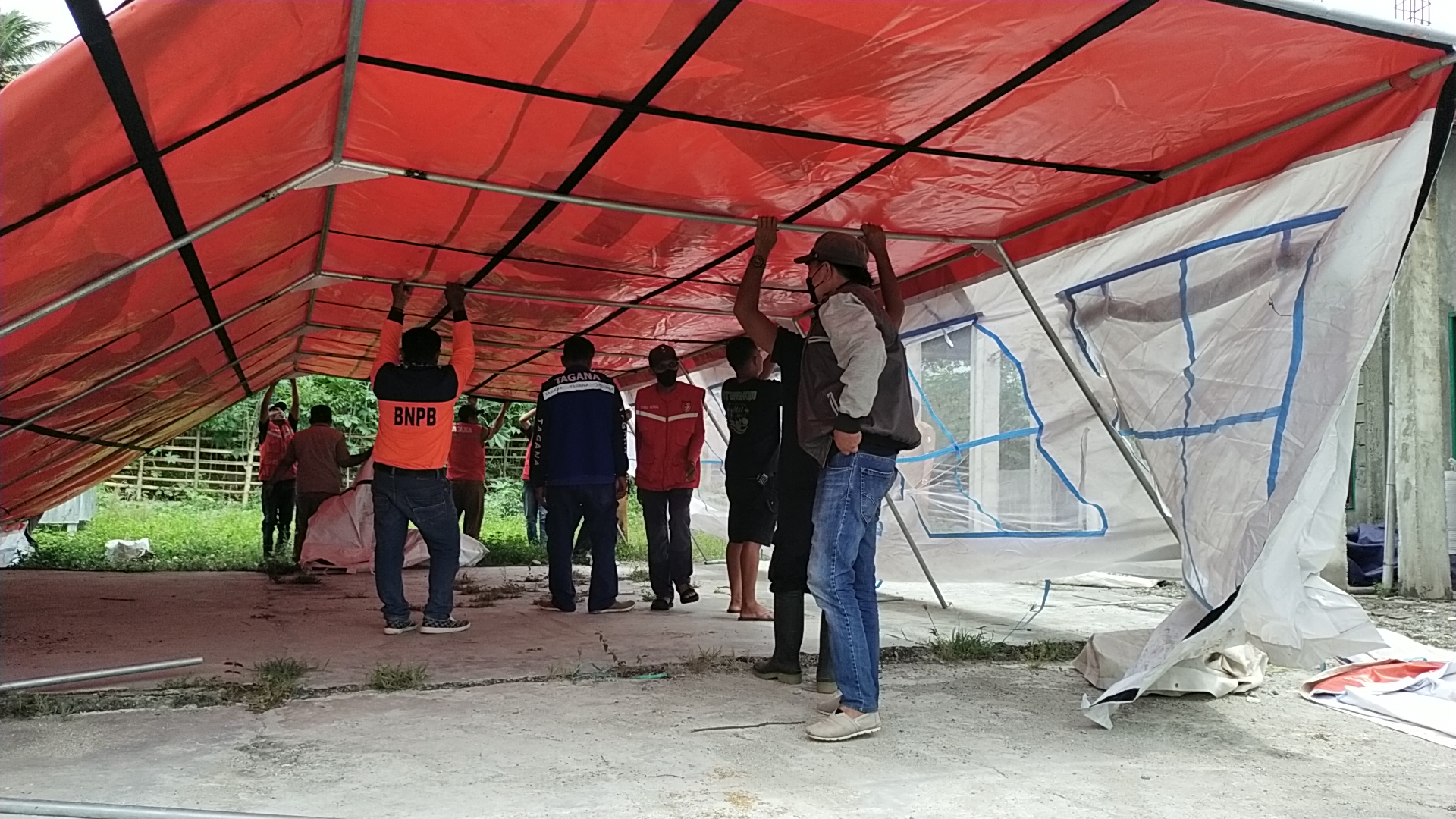 Tagana menyiapkan tenda bagi pengungi korban banjir di Desa Sambo, Sulawesi Tengah.