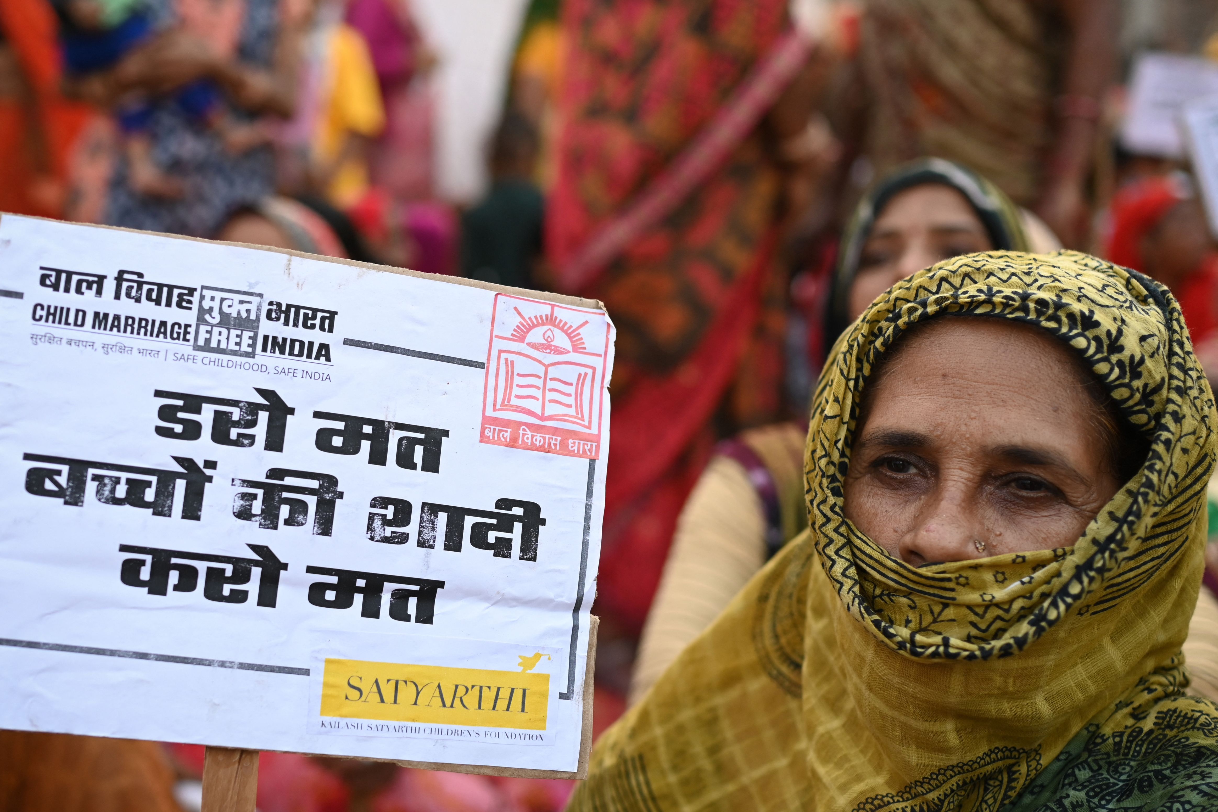 Seorang perempuan memegang poster bertuliskan 'India bebas pernikahan dini'.