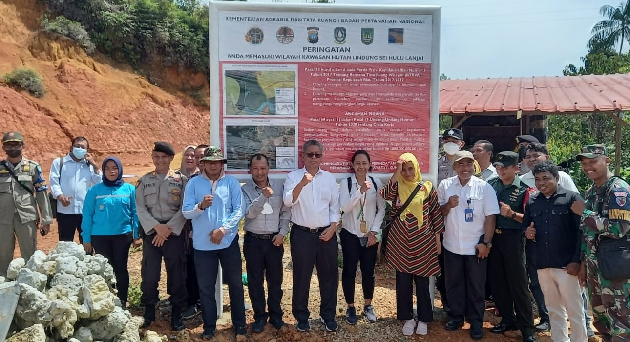 Sejumlah perangkat daerah di Batam dan perwakilan Kanwil Kementerian ATR/BPN Batam di Hutan Lindung Sei Hulu Lanjai