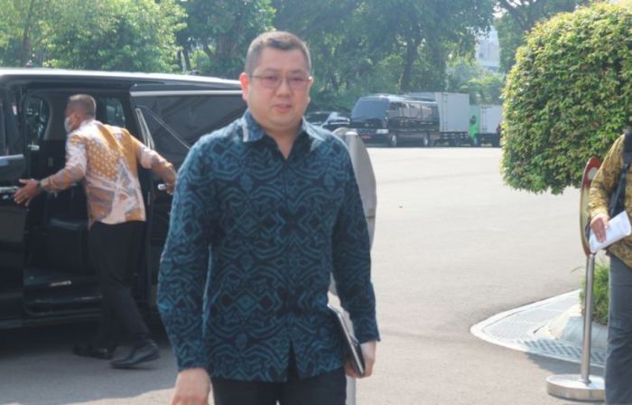 Pernyataan Hary Tanoesoedibjo tentang warga keturunan tionghoa memilih capres pilihan Jokowi dinilai sebagai bentuk politik identitas. 