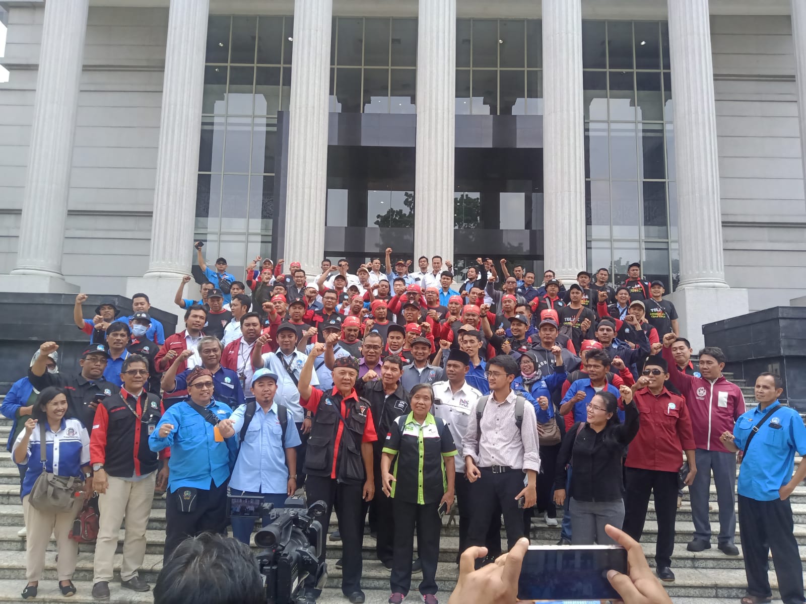 Sebanyak 15 organisasi serikat pekerja mengajukan uji formil UU Cipta Kerja ke Mahkamah Konstitusi di Jakarta. 