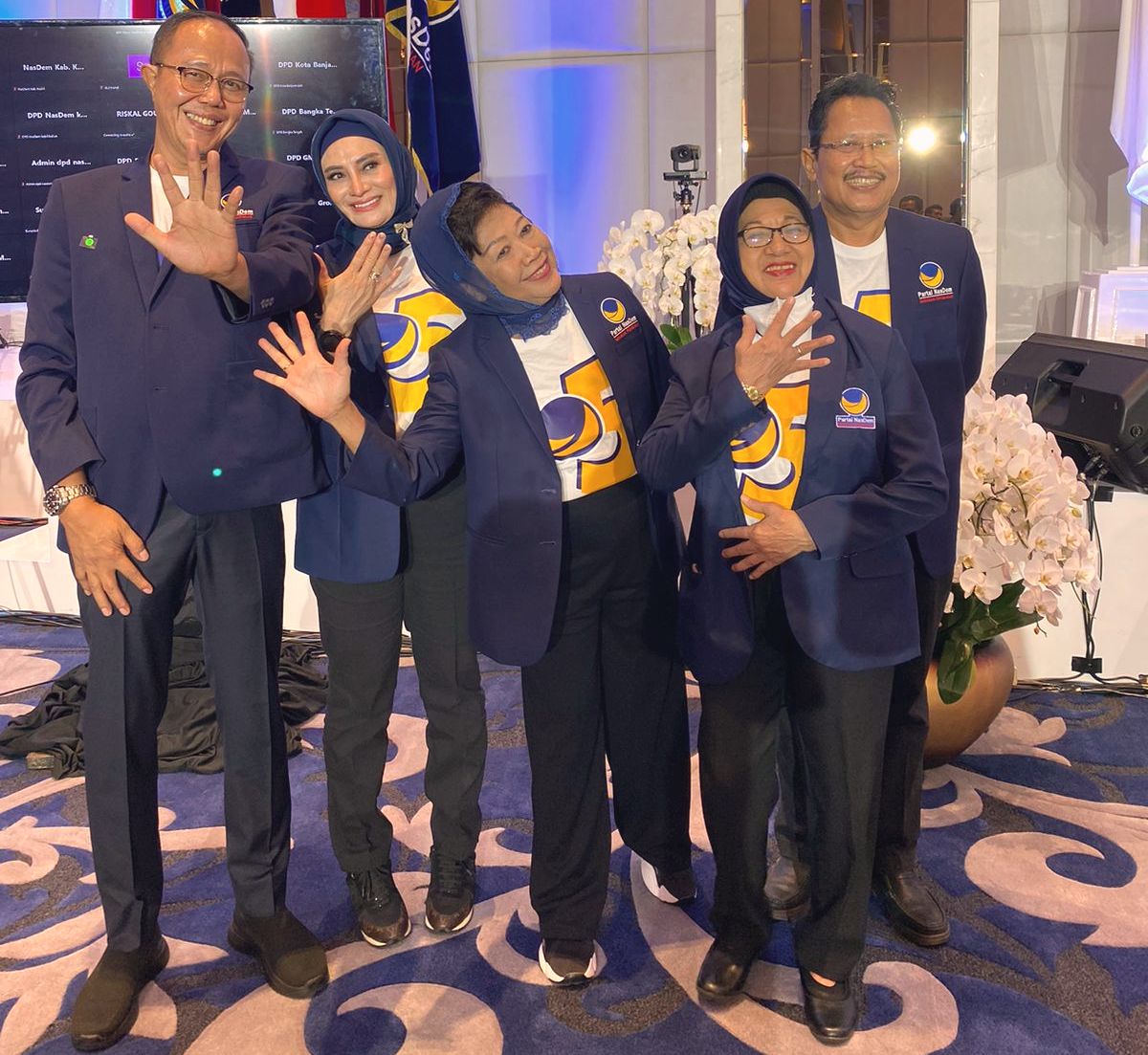 H Ayep Zaki (kiri) bersama sejumlah kader NasDem.